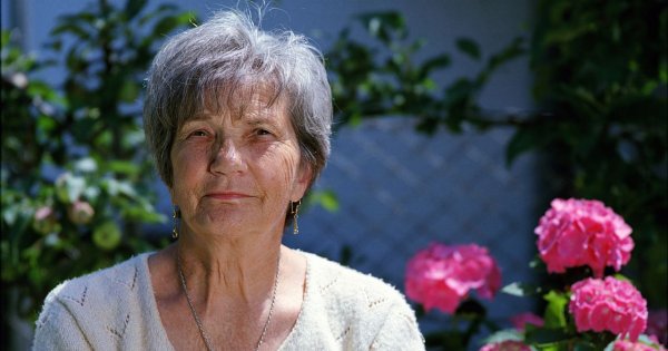 "Obrotna rencistka chce poślubić mojego ojca... A co, jak jej się znudzi opieka nad starym wdowcem? Mamy na to chytry sposób..."