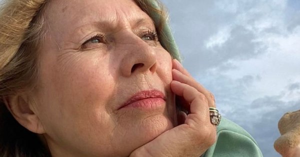 Grażyna Szapołowska w sportowym stroju na spacerze z psami. Na twarzy nie ma ani grama makijażu!