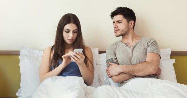 "Gdy przypadkowo spojrzałem na telefon mojej żony, moje życie legło w gruzach. Jak ona mogła mi to zrobić?!"