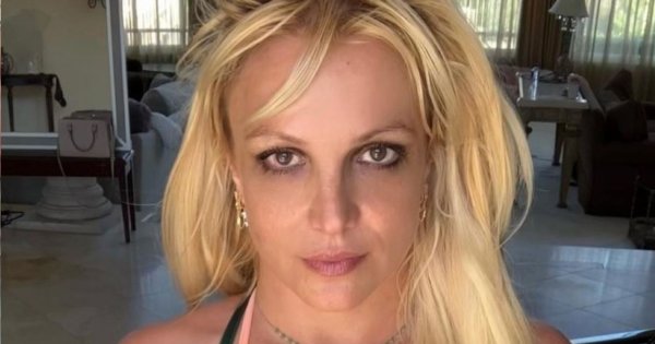 Britney Spears szczekała i biegała ze sztućcami po restauracji? Jej menedżer przerywa milczenie