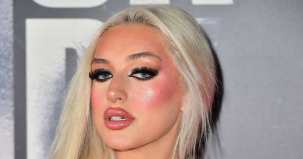 Caroline Derpieński wystrojona w suknię wieczorową kusi wdziękami i rzęsami w rozmiarze XXL. Udana stylizacja?