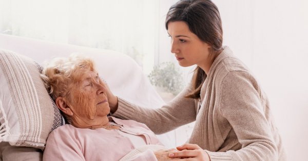 "Od 10 lat opiekuję się chorą matką. Już nie mogę patrzeć na jej cierpienie"