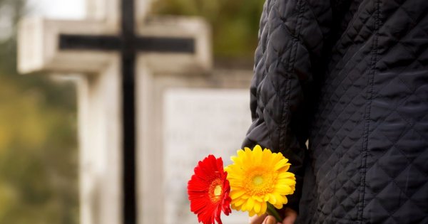 "Brat nie jest mile widziany na pogrzebie naszej matki. Mam nadzieję, że nie przyjdzie"