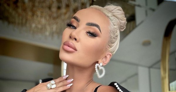 Izabela Macudzińska kusi w pierzastym staniku. "Urodzić się takim naturalnym ideałem" - ktoś zazdrości