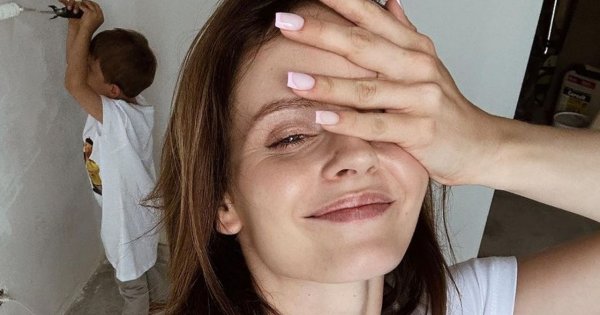 Olga Kalicka pozuje w bikini na plaży. Pokazała dwa ujęcia: "Nie tuszujmy normalności, bez przesady"