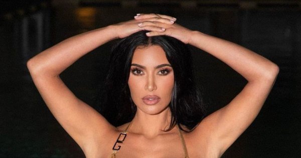 Gorąca Kim Kardashian pedałuje w złotym mikrobikini. Takie doznania tylko we Włoszech!