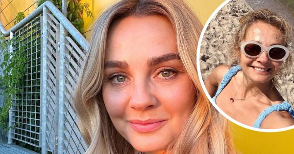Małgorzata Socha w niebieskim bikini kąpie się w Bałtyku. "No widzę tam ładny kaloryfer!" - fani w szoku
