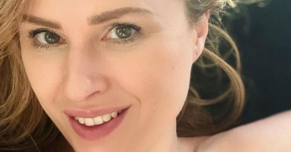 Kaja Paschalska w mocnym makijażu i z dekoltem. Pisze: "Stara się od**bała"