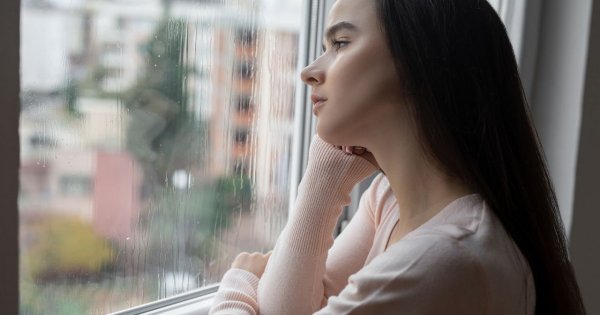"Waham się, czy wybaczyć mężowi, który mnie zdradził i błaga o powrót. Nie umiem zapomnieć"