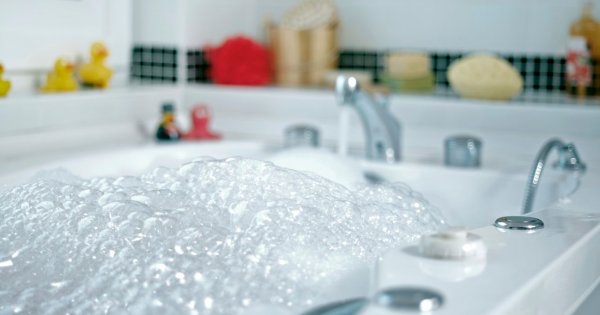 "Całą rodziną kąpiemy się w tej samej wodzie. Mamy jeszcze inne genialne sposoby, dzięki którym stać nas na drogie wczasy"