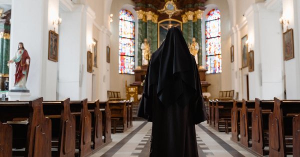 Ujawniono zarobki polskich zakonnic! Zarabiają tysiące na etacie, ale na zakupy muszą prosić przełożoną