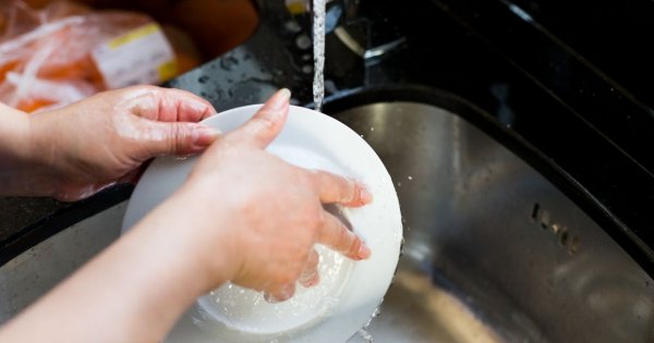 "Liczyłam na lepsze życie i wyjechałam z kraju. Skończyłam na zmywaku i bez kasy"
