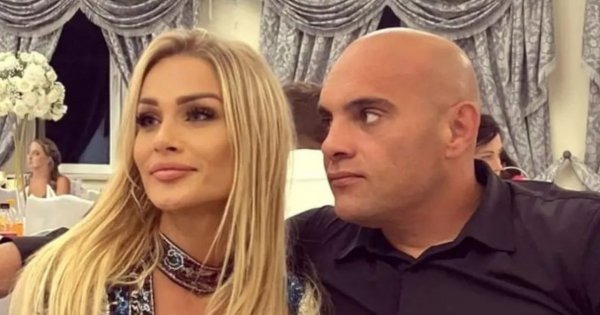 Dominik Abus w odważnej sesji z żoną. Ona topless, on ją obejmuje