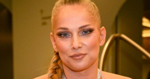 Joanna Liszowska w odważnej stylizacji kusi odkrytymi ramionami. Jak wyszło?
