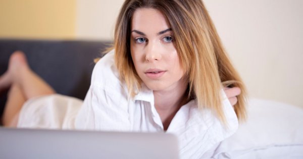 "Poznałam przez internet fajnego faceta. Jego pióro mnie zachwyca, lecz on wciąż odmawia mi jednego..."