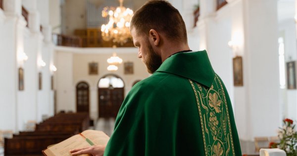 Za chwilę zabraknie kapłanów. Księża masowo zrzucają sutanny