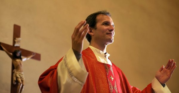 "Syn chce zostać księdzem. To absurd! Kto w tych czasach wierzy w Boga?"