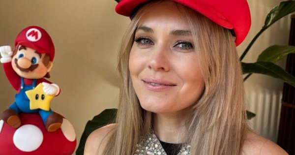 Lamparska eksponuje zgrabną sylwetkę z córką na rękach. Mała Mila skończyła już rok!