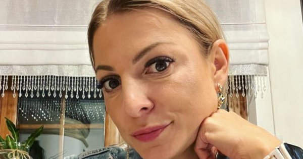 Magda Narożna wygina się w obcisłym, welurowym kombinezonie. Nie za gorąco?