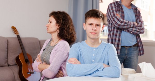 "Odkąd mama znalazła nowego faceta, czuję się jak piąte koło u wozu. Mam wrażenie, że ciągle im przeszkadzam"