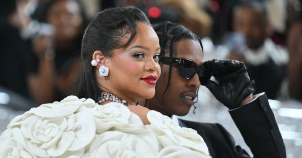 Rihanna pokazała drugiego synka! Półtora miesiąca po porodzie piosenkarka ZACHWYCA w uroczej sesji rodzinnej