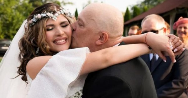 Krzysztof Skiba pluska się w stawie z młodszą żoną. Nie szczędzą sobie czułości