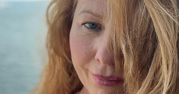 60-letnia Ewa Skibińska to niezła laska! Chwali się sylwetką w kusym bikini, a na nodze ma... Gips!