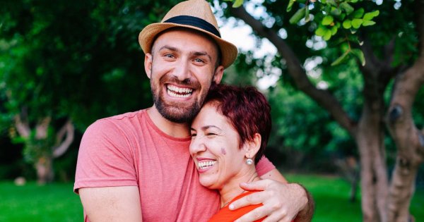 "Mam 40 lat, a ubrania wybiera mi mama. Kumple śmieją się ze mnie, a mi jest tak wygodnie"