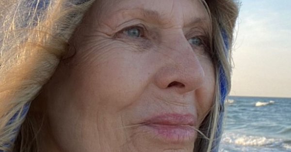Grażyna Szapołowska wdzięczy się w stroju kąpielowym na plaży. Fani nie dowierzają: "Zawsze zazdrościłyśmy ci figury"