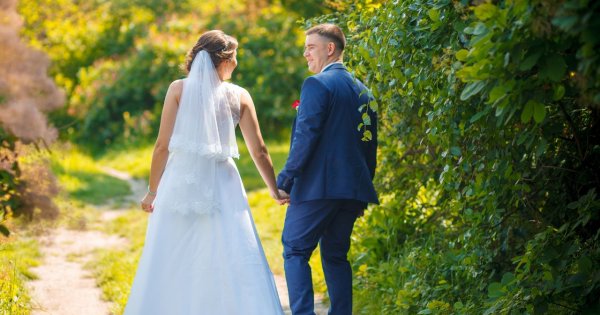 "Marzy mi się wiejskie wesele. Teściowa krytykuje mój pomysł i oczekuje elegancji"