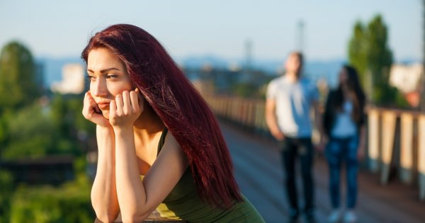 "Ojciec prowadzi podwójne życie. Powinnam powiedzieć o tym matce, która ma TAKI problem?"