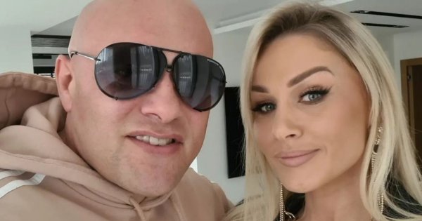 Żona Dominika Abusa gra nóżką w zjawiskowej sukni. Fani zachwyceni: "Rakieta"