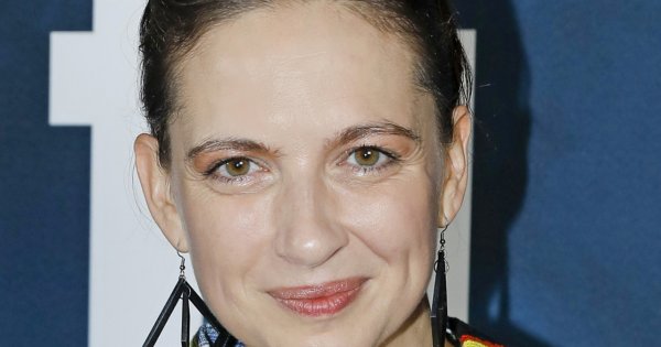 Młodsza żona Edwarda Miszczaka w płaszczu niczym koc na ściance. Czuć jesień w pełni?