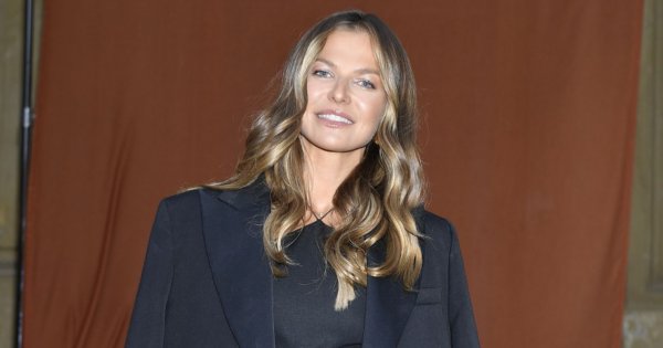Anna Lewandowska oddaje głos w Barcelonie i odsłania brzuch. "Ubierz się!" - komentują fani