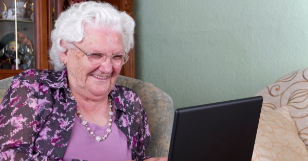 "Trzymajcie mnie! Moja babcia się zakochała i oddała wszystkie pieniądze jakiemuś kolesiowi z Internetu"