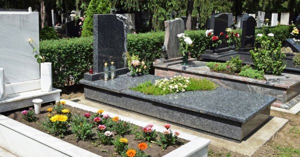 "Ciotka zrobiła aferę o porządek na grobie moich rodziców. Kazała mi tam natychmiast posprzątać"