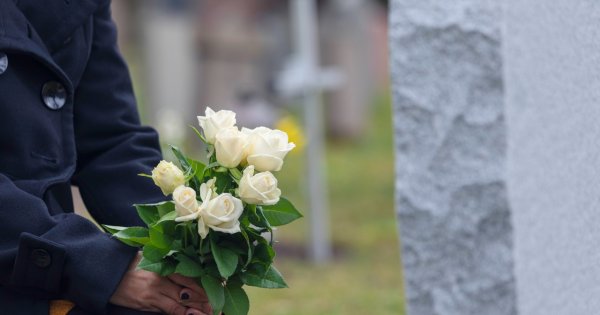 "Wkurza mnie, gdy na pomniku mojego męża ktoś stawia brzydkie stroiki i kolorowe znicze. Też tak macie?"