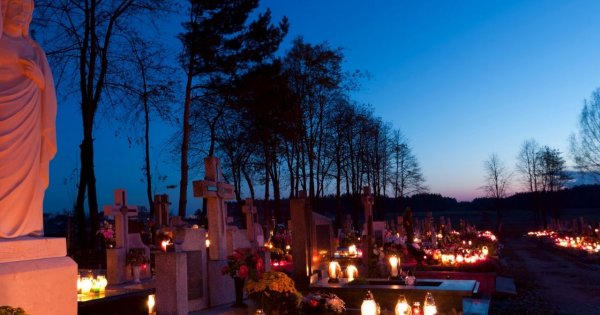 "Pierwszego listopada nie idę na cmentarz. Wolę się zaszyć w domu i oglądać seriale"
