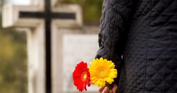 "Za chwilę rewia mody na cmentarzach. Znów muszę kupić nowy płaszcz i sukienkę"