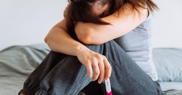 "Ściskałam test ciążowy i płakałam, nie wierząc, że znowu to się dzieje. Dlaczego ja?"