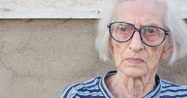 "Siostra potajemnie zamknęła naszą mamę w domu starców. Jestem zdruzgotana"