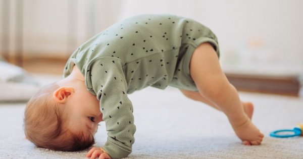 "Córcia ma rok i jeszcze nie chodzi. Teściowa doszukuje się choroby"