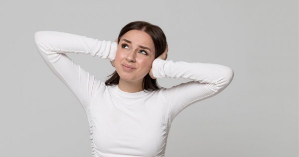 "Mam pewien problem z sąsiadami! Oni myślą, że ich nie słychać, a ja słyszę każdy szelest!"