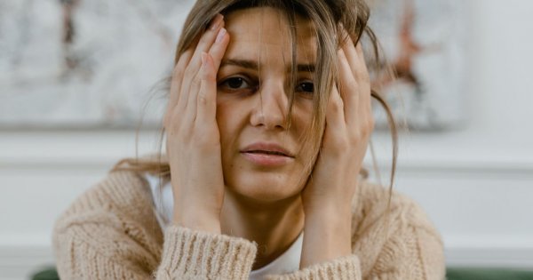 Siostra bliźniaczka wyjechała z chłopakiem, w którym kochała się czytelniczka. Po 8 latach przysłała zaproszenie na ślub