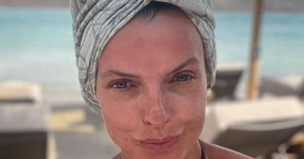 Katarzyna Sokołowska bez bluzki i z długimi włosami na okładce gazety. Fani podzieleni