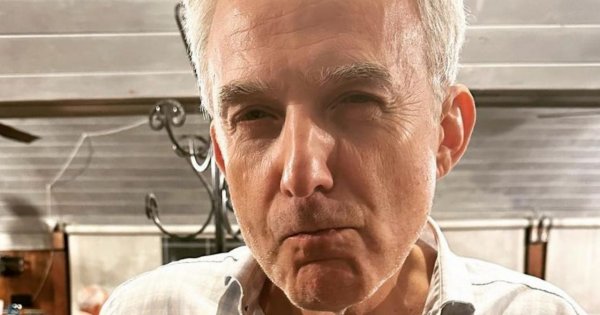 Hubert Urbański kompletnie odmieniony. Prowadzący "Milionerów" postawił na fryzurę "na grzybka". Fani nie gryzą się w język: "Co pan ze sobą zrobił?!" [zdjęcie]