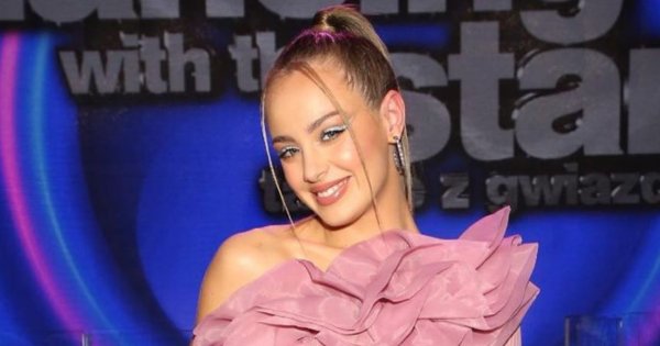 Wiktoria Gąsiewska wypięła rozgogolony tył na tarasie w mikroskopijnym bikini. Towarzyszy jej ktoś wyjątkowy: "Szczęśliwe dzieciaki" [zdjęcie]
