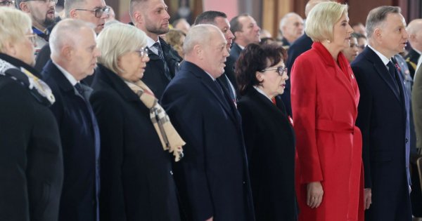 Zaliczyła wpadkę na uroczystości? Wyróżniała się w czerwonym płaszczu. Powstał mem!