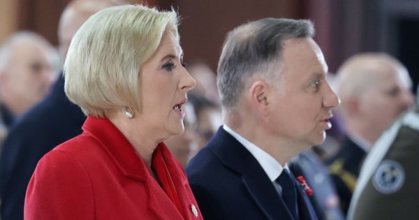 Mąż podczas uroczystości chciał objąć żonę, a ona go odtrąciła! Wideo jest hitem sieci!