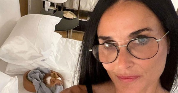 60-letnia Demi Moore prezentuje swoje wdzięki pod wodospadem. Figura 20-latki, jak ona to robi?!
